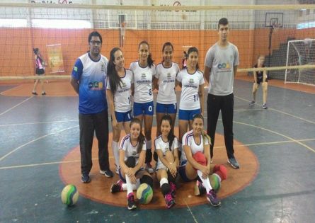 Equipe de Voleibol Adulto Feminino estreia com vitória fora de